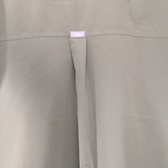 Figs Forest Green Sleeveless Scrub Top 2 Front Pockets Sz L - Picture 4 of 8
